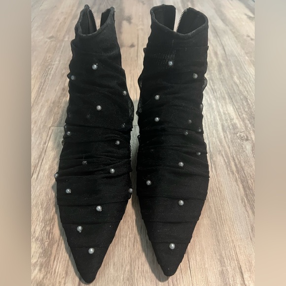 LIKE NEW | 🖤 Zara Black Mesh Pearl Embellished Kitten Heels – Size 37 (US 6) 🖤 - Picture 1 of 6